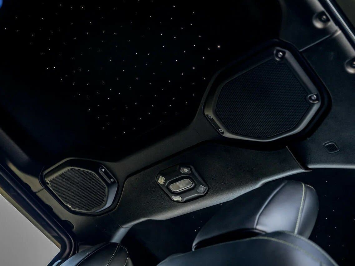 Rezvani Tank III — Salon, öndən