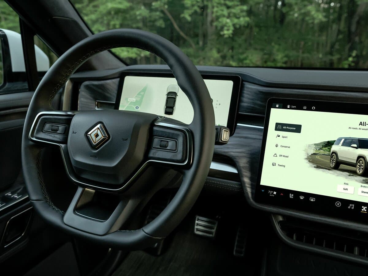 Rivian R1S 2022 – indiyədək — Sükan