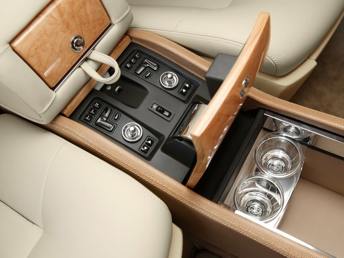 Rolls-Royce Phantom VII Restayling (Series II) — Salon, öndən