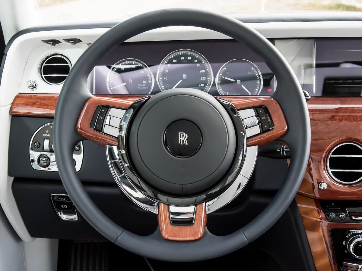 Rolls-Royce Phantom VIII (Series I) — Sükan