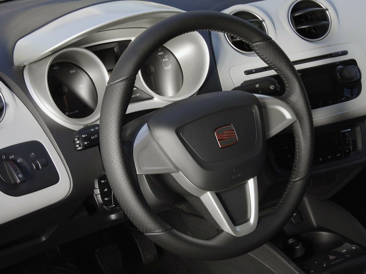SEAT Ibiza IV — Sükan