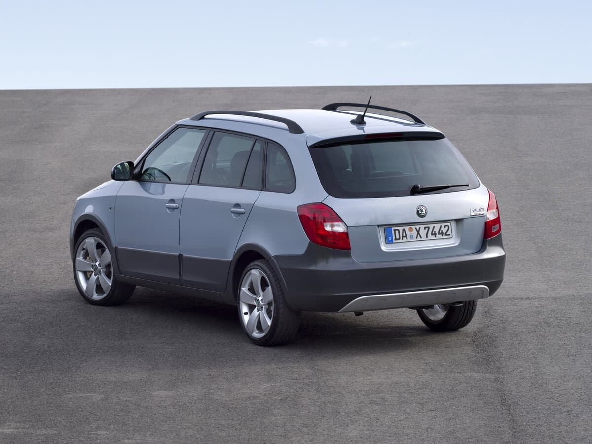 Skoda Fabia II Restayling — 3/4 arxadan