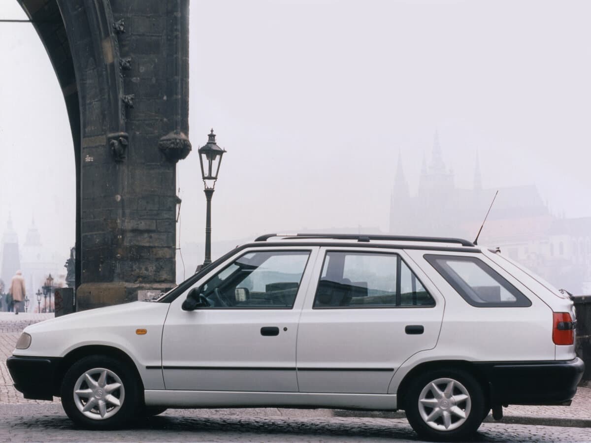 Skoda Felicia I — Yandan