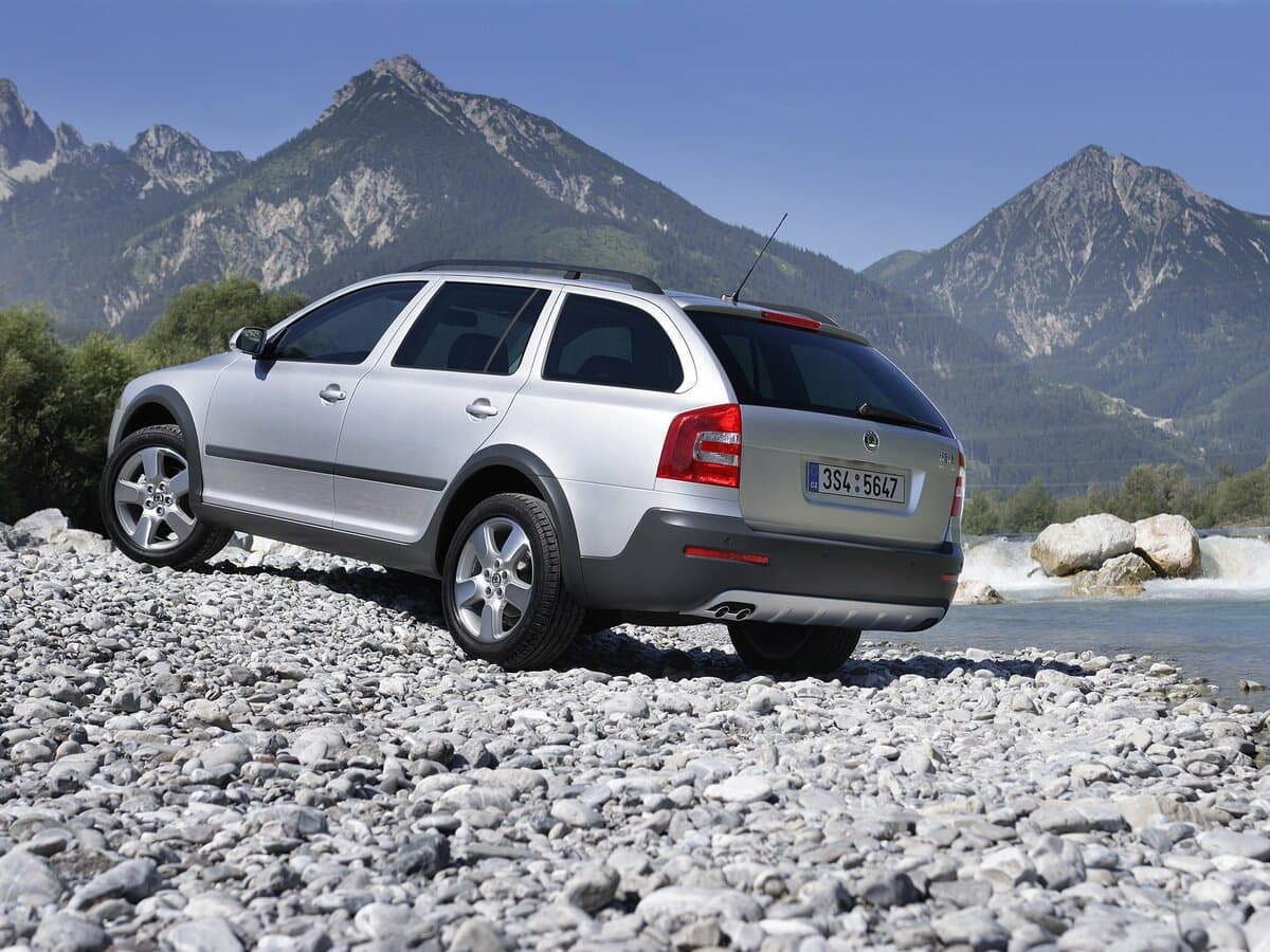 Skoda Octavia II (A5) — 3/4 arxadan