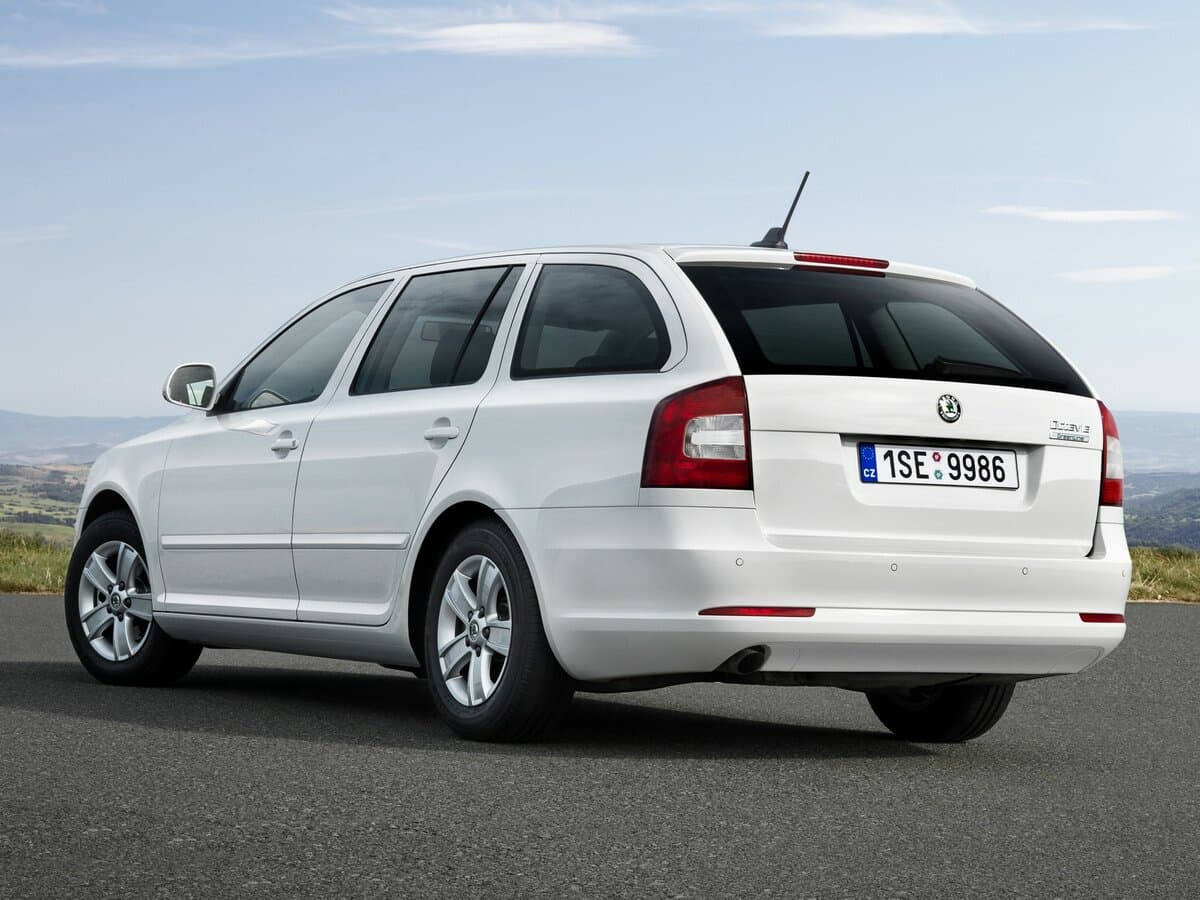 Skoda Octavia II (A5) Restayling — 3/4 arxadan