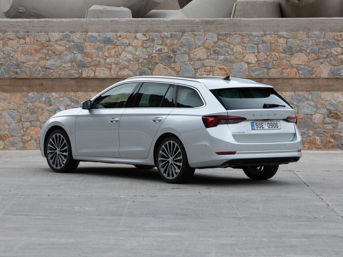 Skoda Octavia IV (A8) — 3/4 arxadan