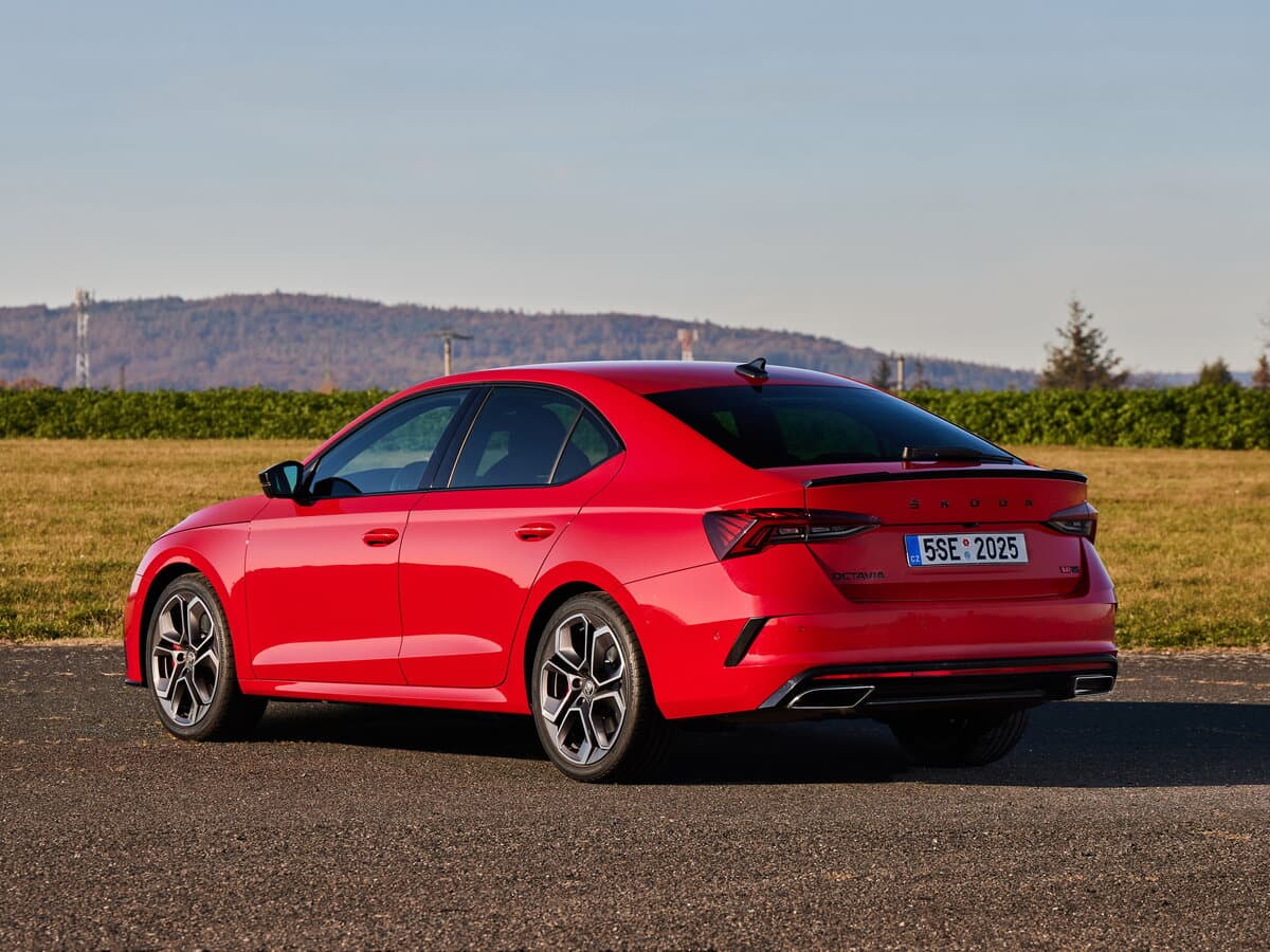 Skoda Octavia RS IV — 3/4 arxadan
