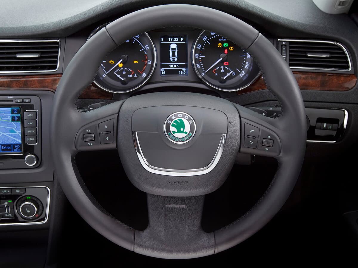 Skoda Superb II — Sükan