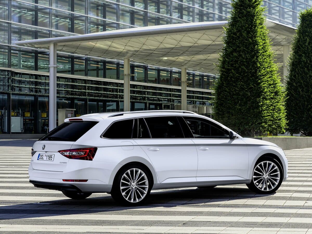 Skoda Superb III — 3/4 arxadan
