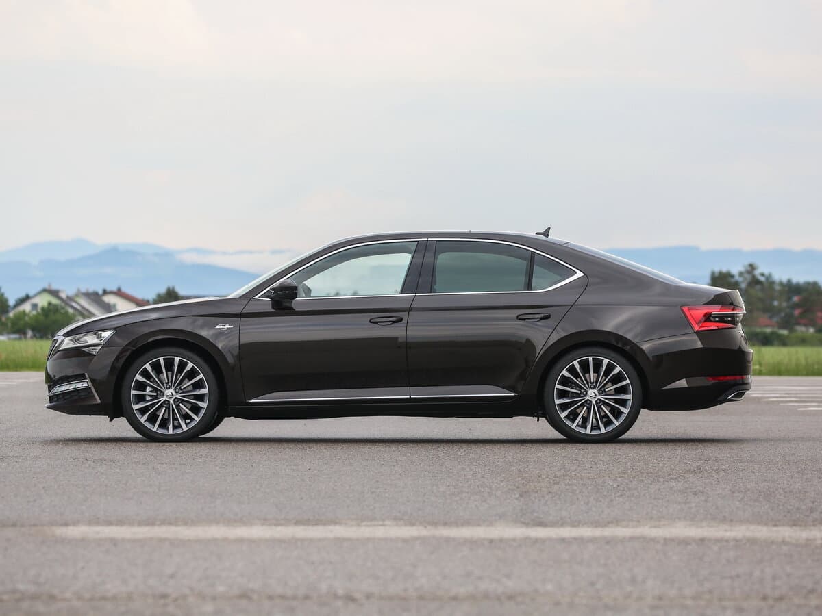 Skoda Superb III Restayling — Yandan