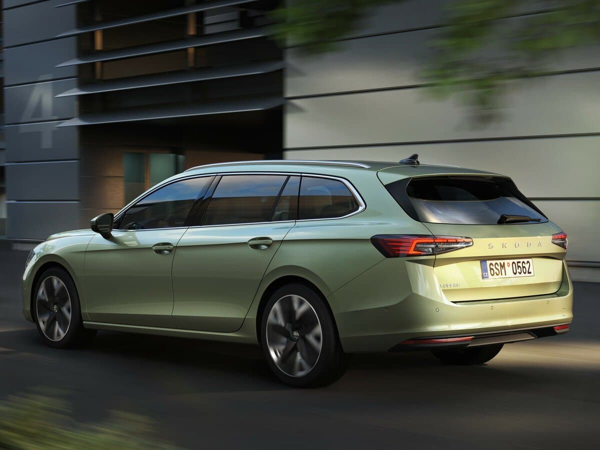 Skoda Superb IV — 3/4 arxadan