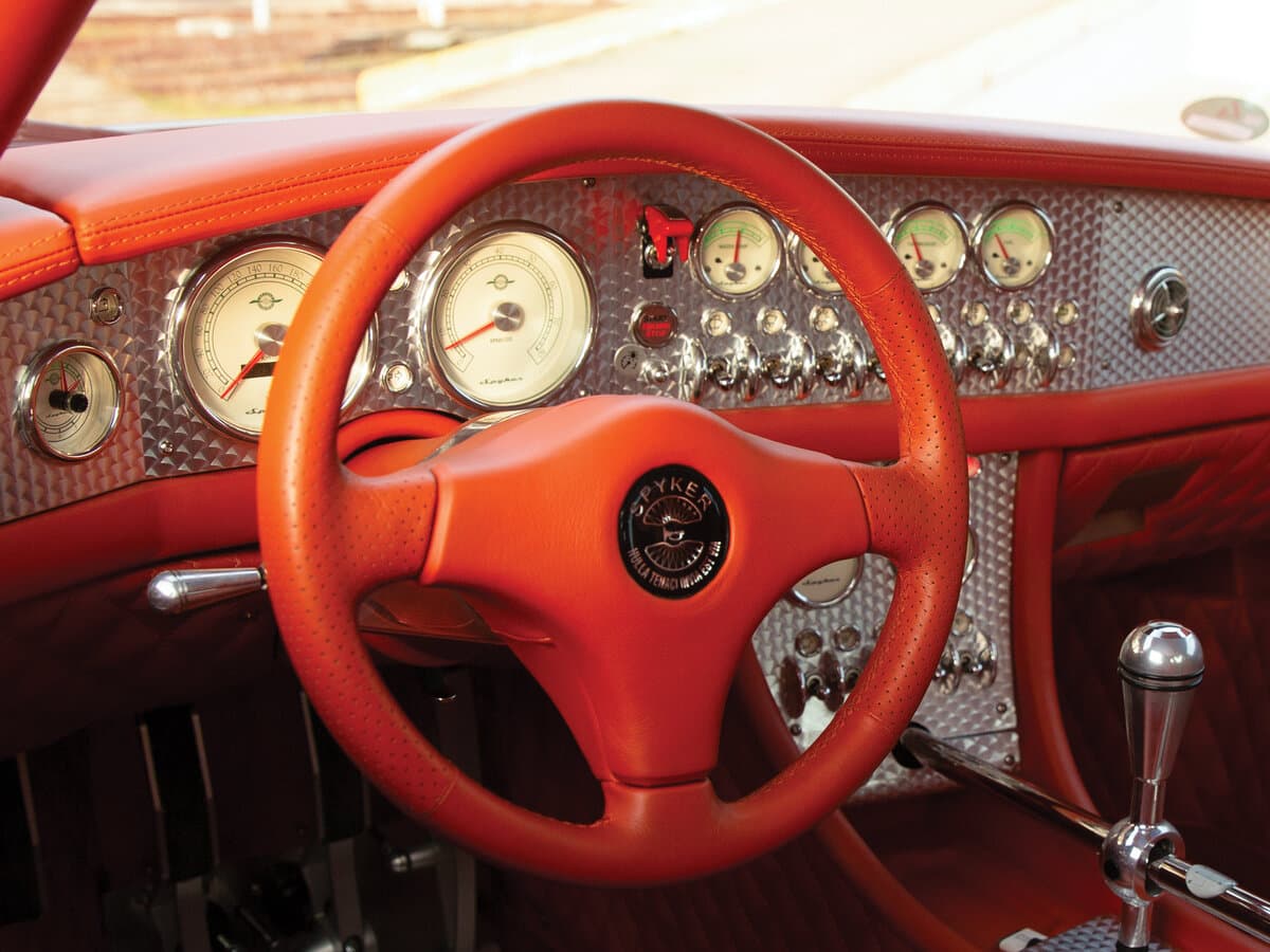 Spyker C8 I — Sükan