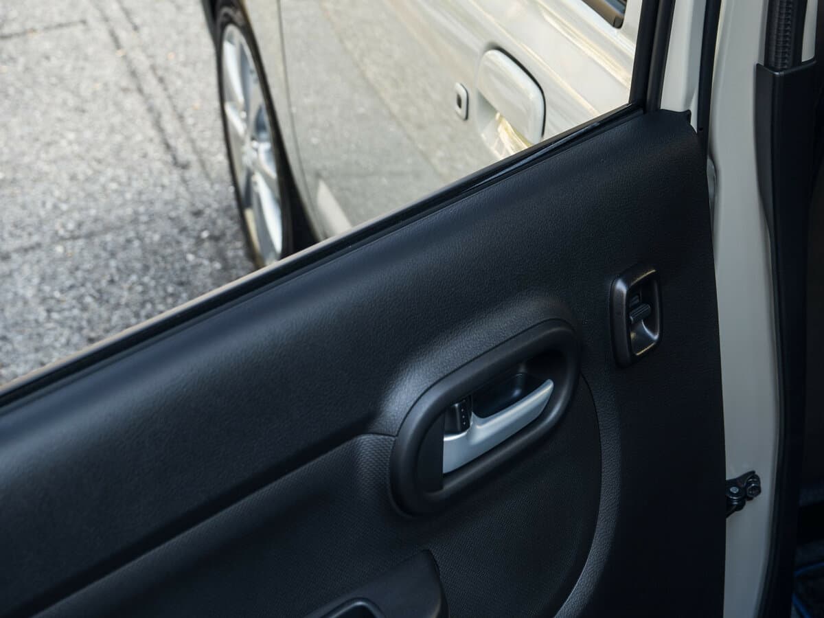 Suzuki Alto IX (HA37) — Qapı
