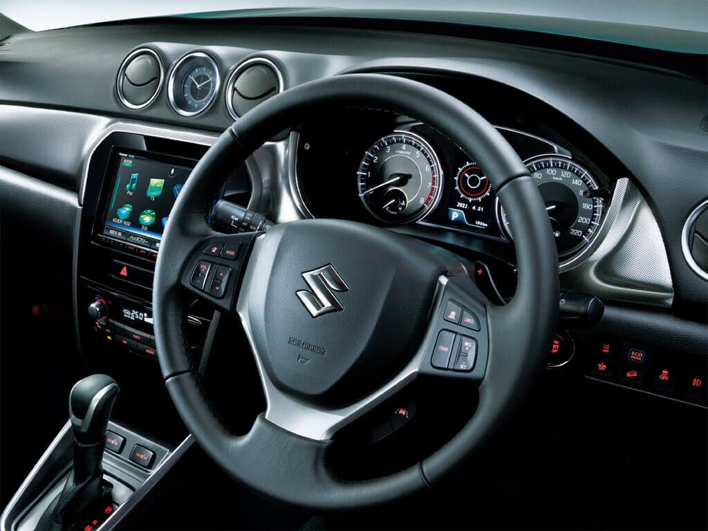 Suzuki Escudo IV Restayling — Sükan