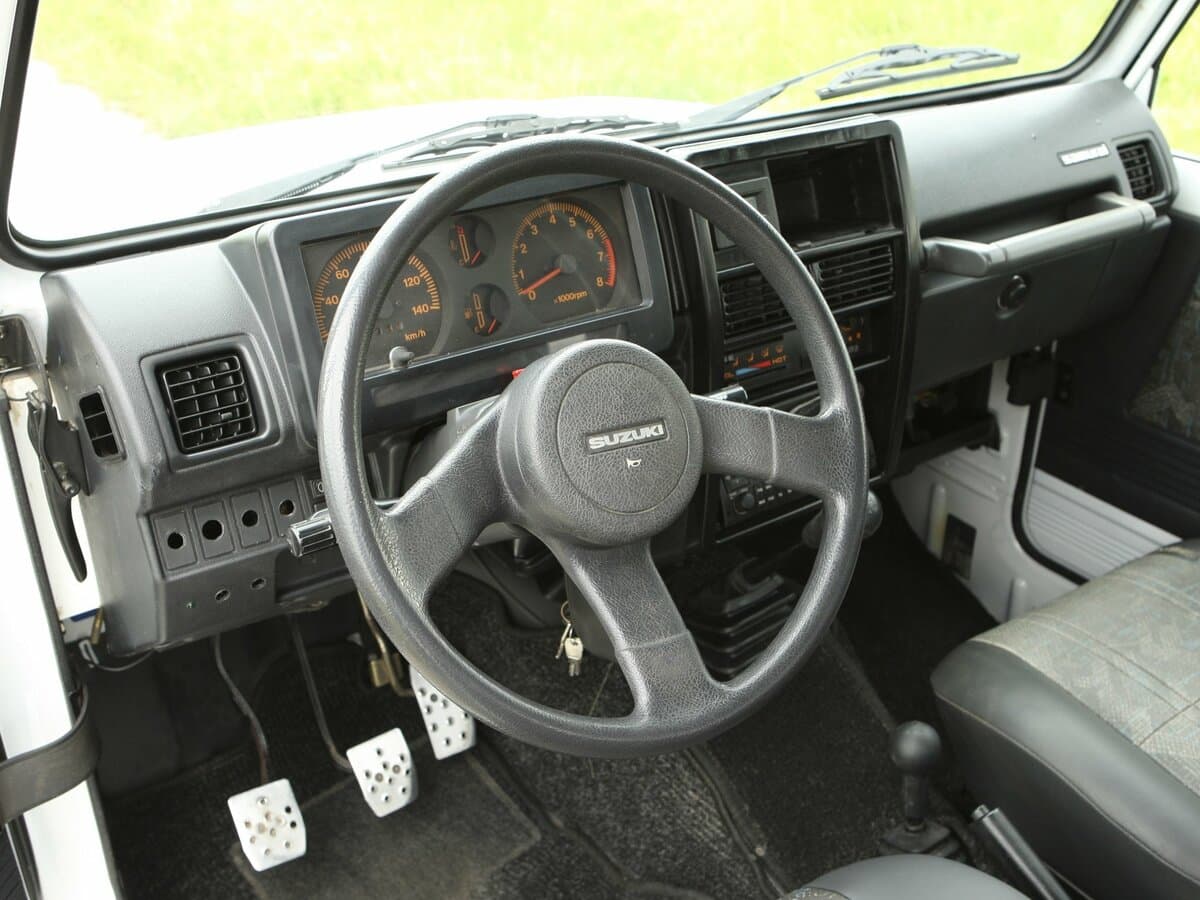 Suzuki Samurai 1981 – 2003 — Sükan