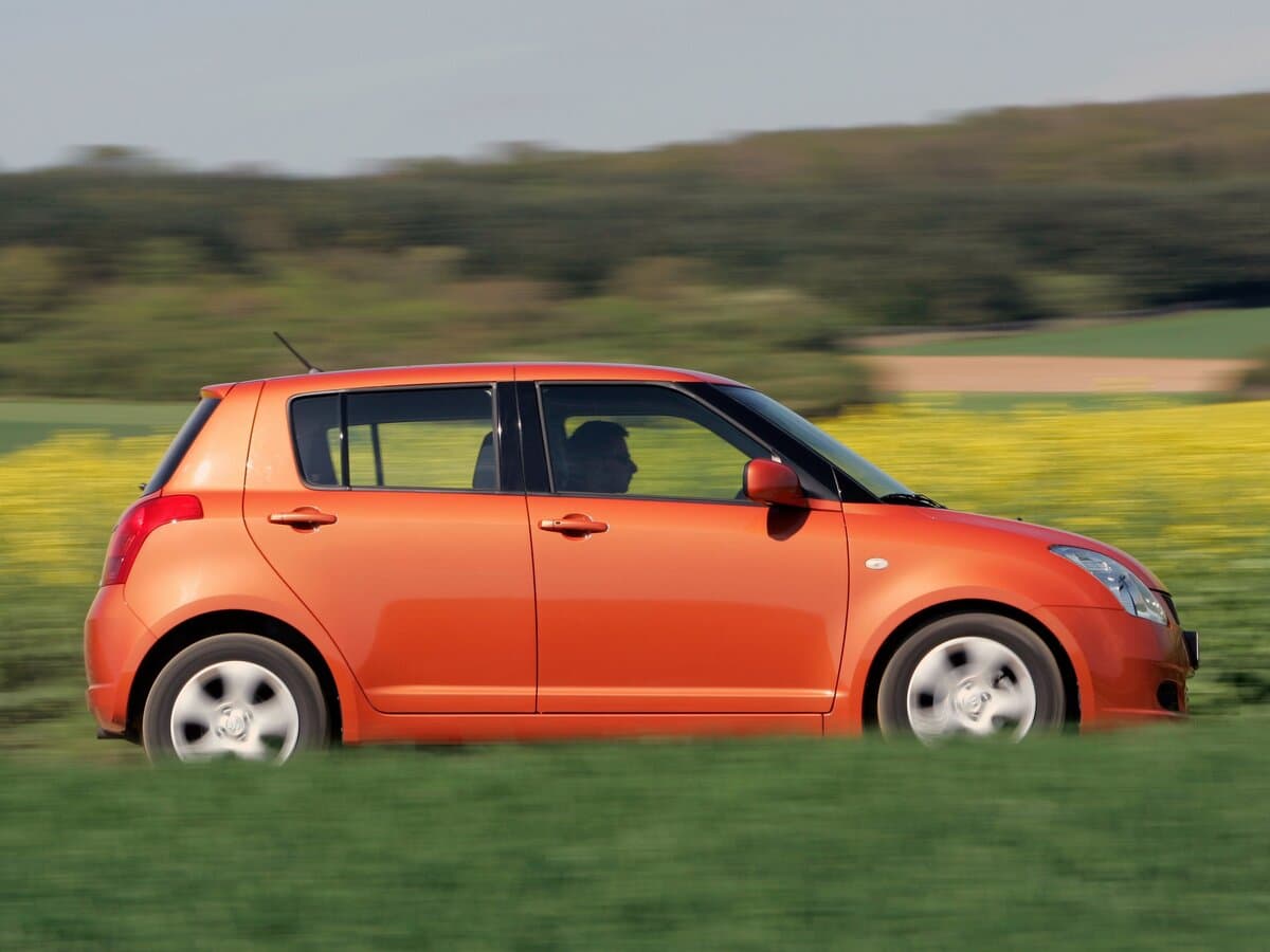 Suzuki Swift III — Yandan