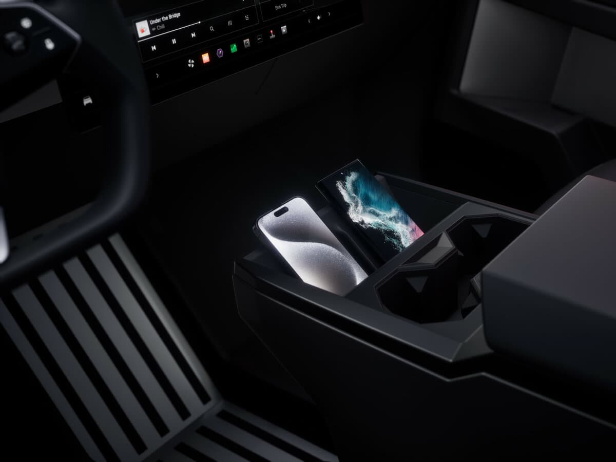 Tesla Cybertruck 2023 – indiyədək — Salon, arxadan