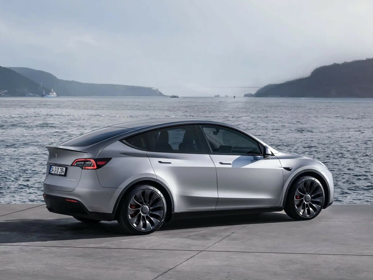 Tesla Model Y I — 3/4 arxadan
