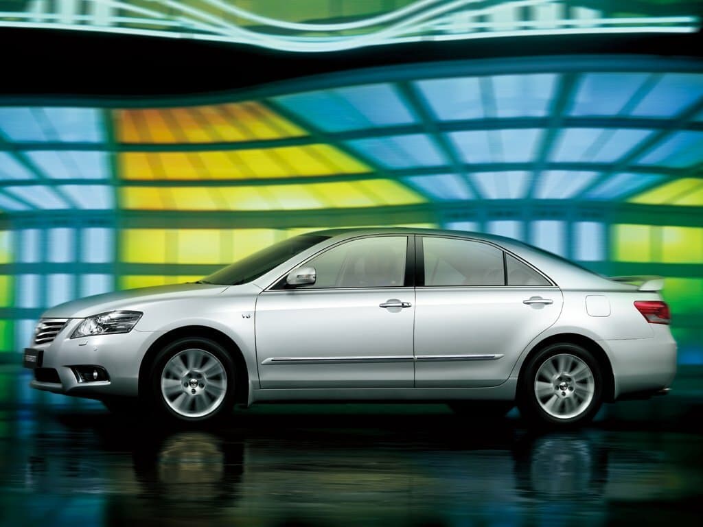 Toyota Aurion I — Yandan