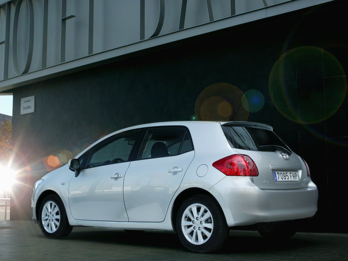 Toyota Auris I — 3/4 arxadan