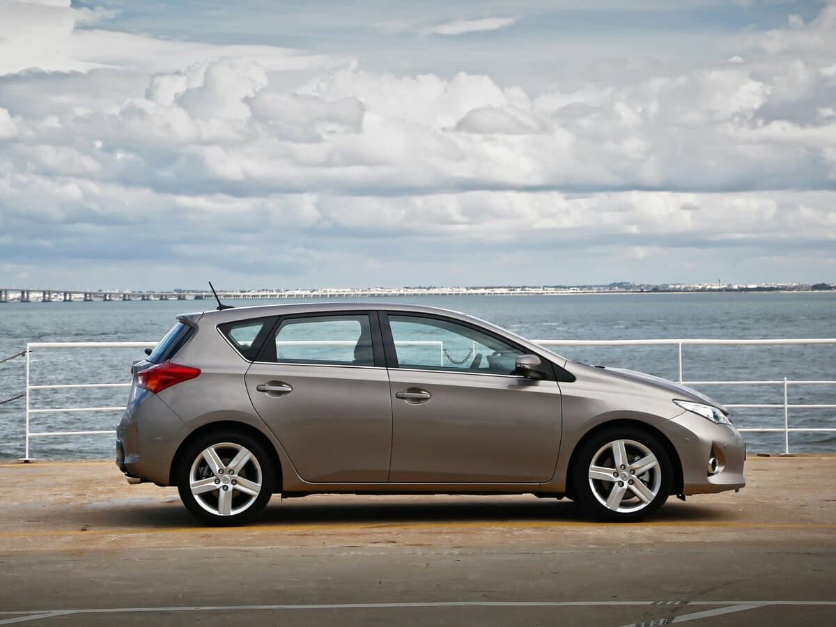 Toyota Auris II — Yandan
