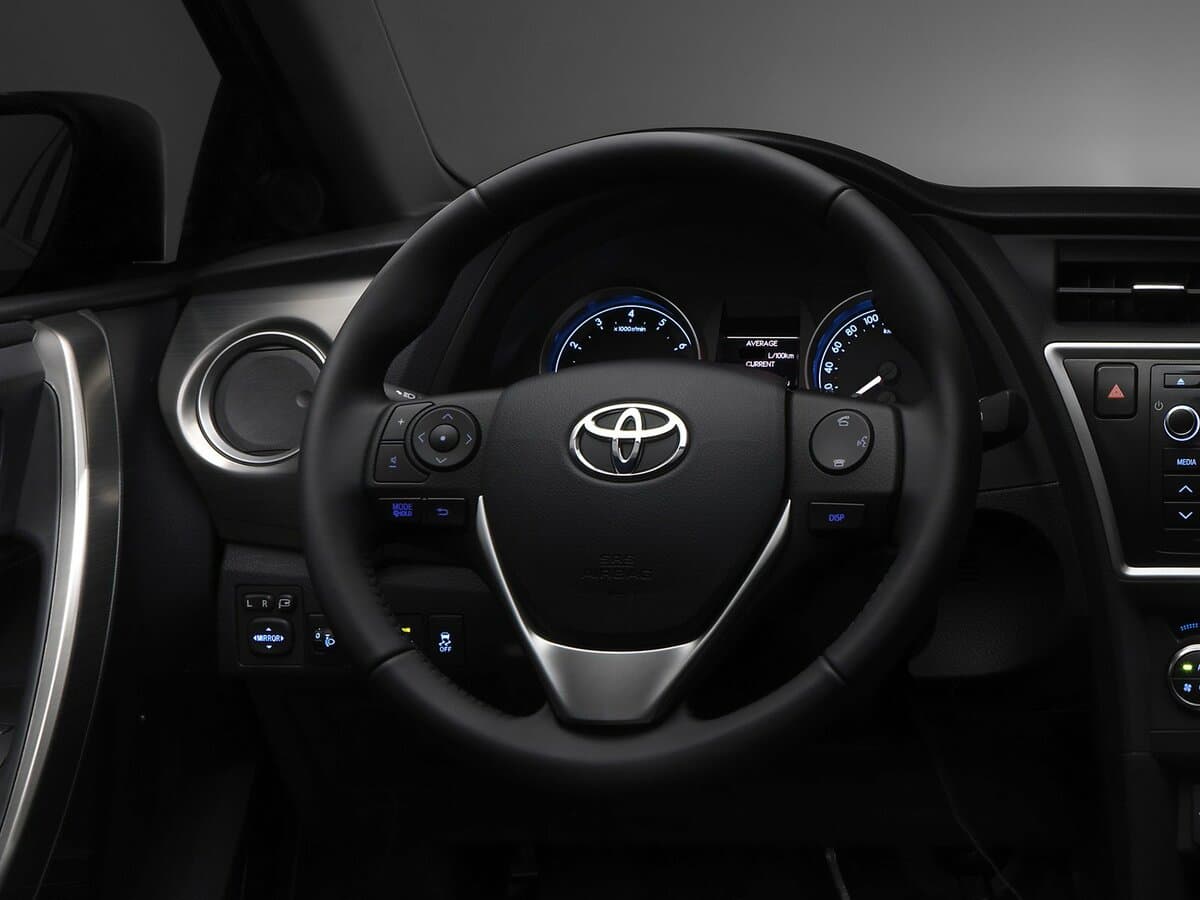 Toyota Auris II — Sükan