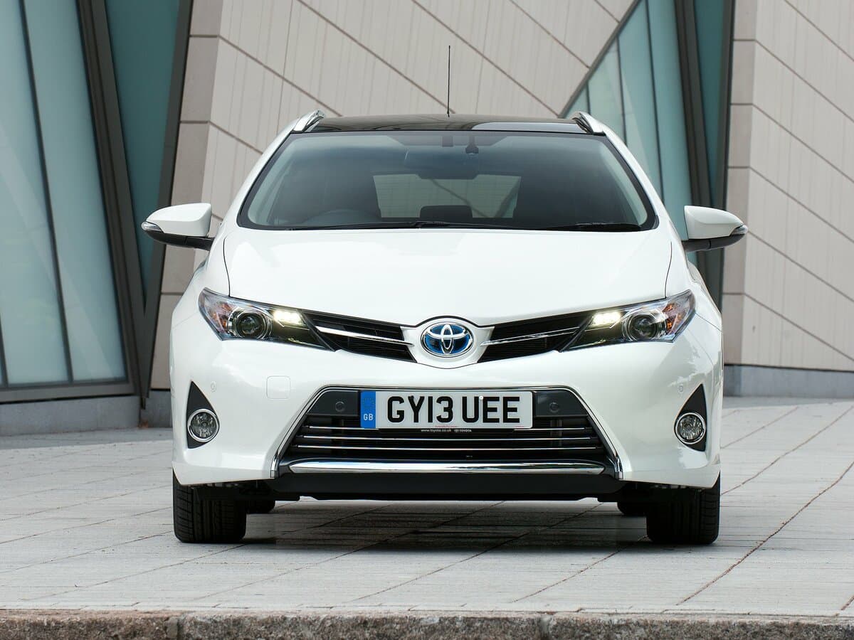Toyota Auris II — Öndən