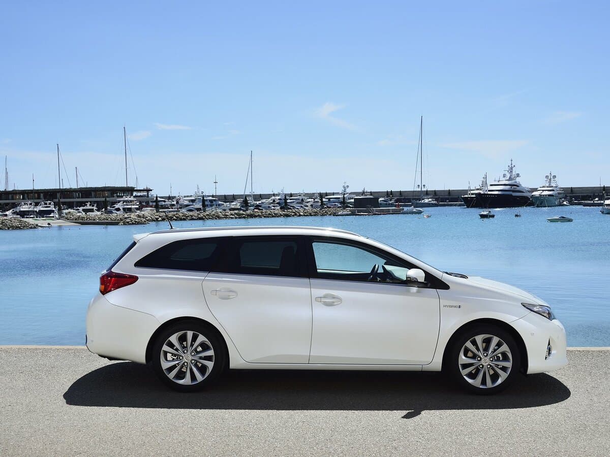 Toyota Auris II — Yandan