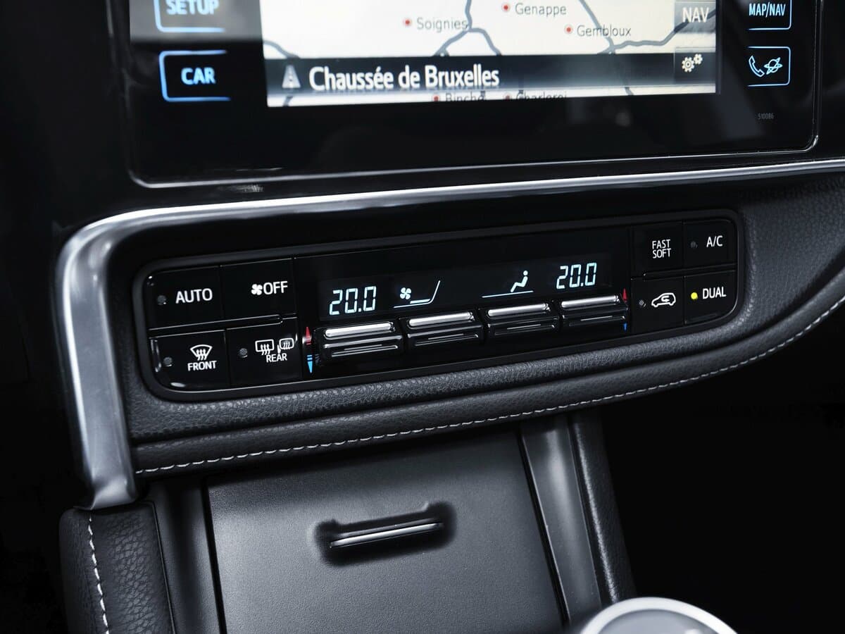 Toyota Auris II Restayling — Salon, öndən