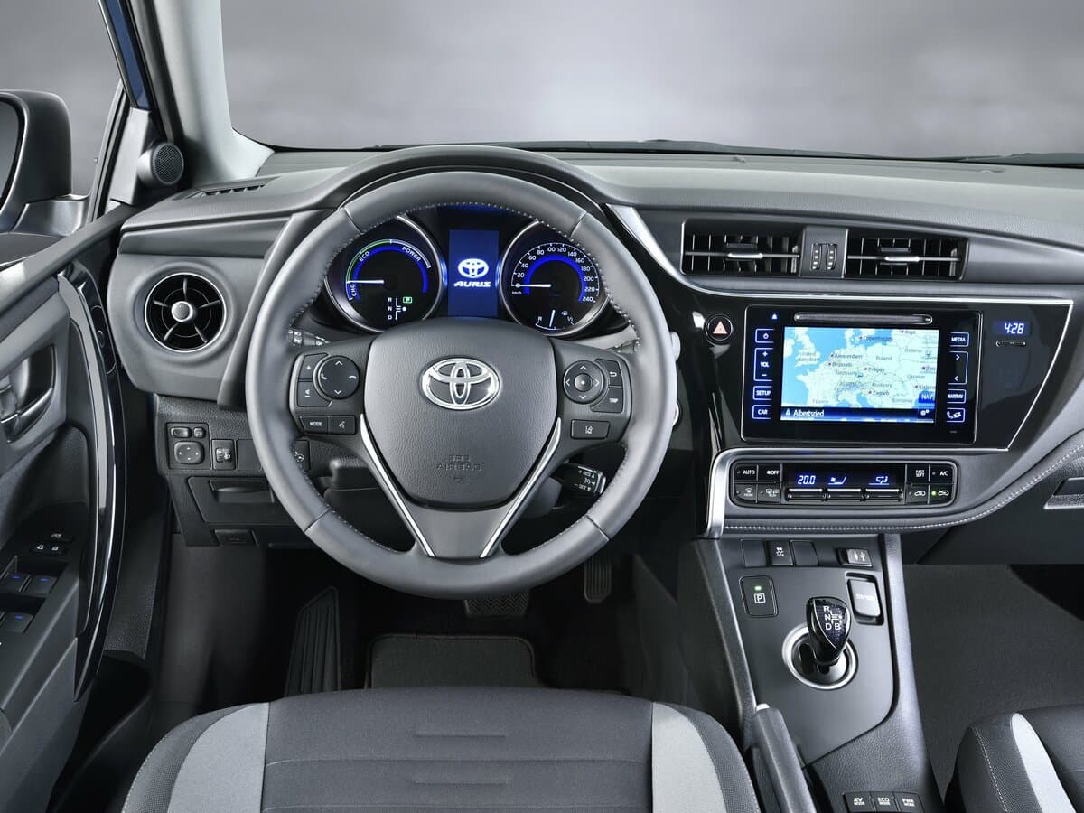 Toyota Auris II Restayling — Sükan