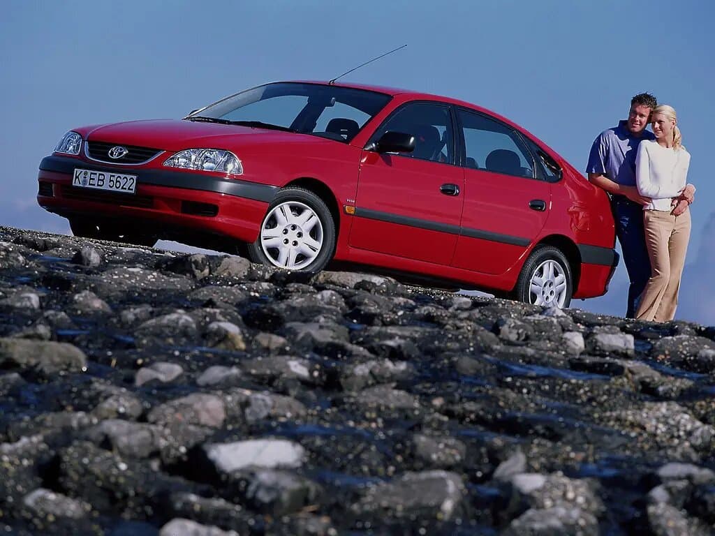 Toyota Avensis I Restayling — Yandan
