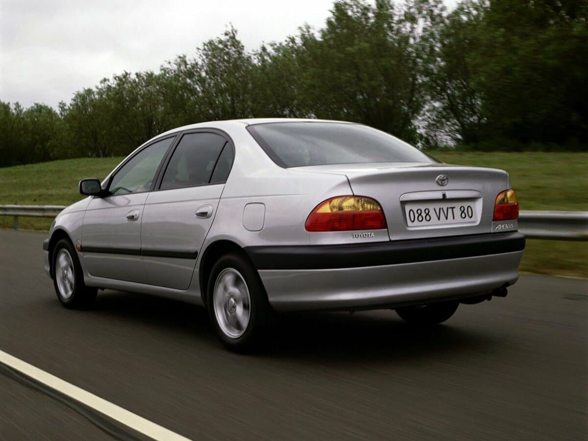 Toyota Avensis I Restayling — 3/4 arxadan