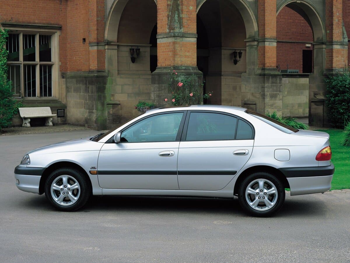 Toyota Avensis I Restayling — Yandan