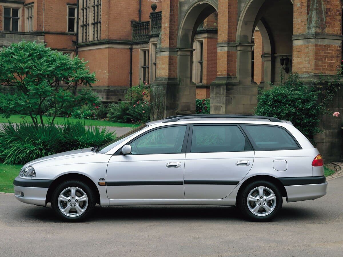 Toyota Avensis I Restayling — Yandan