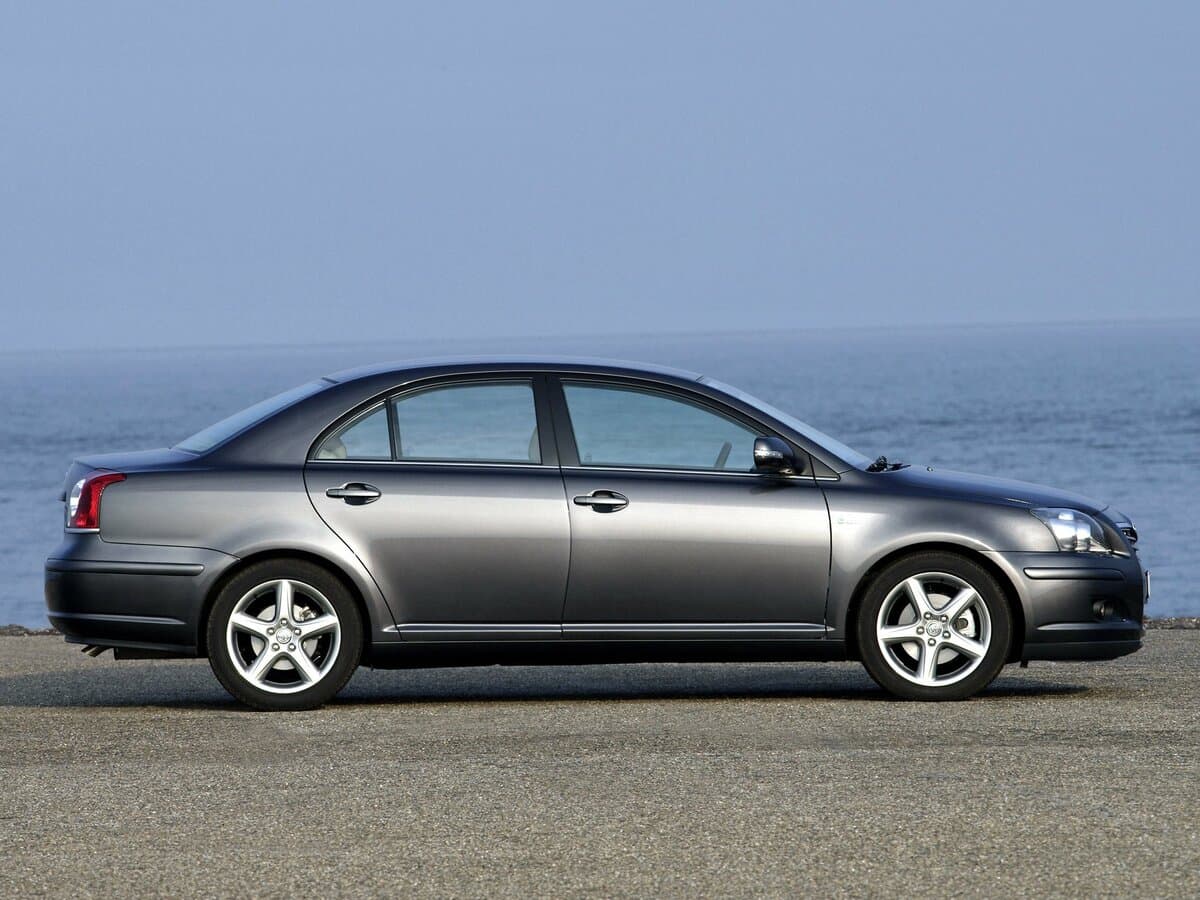 Toyota Avensis II Restayling — Yandan