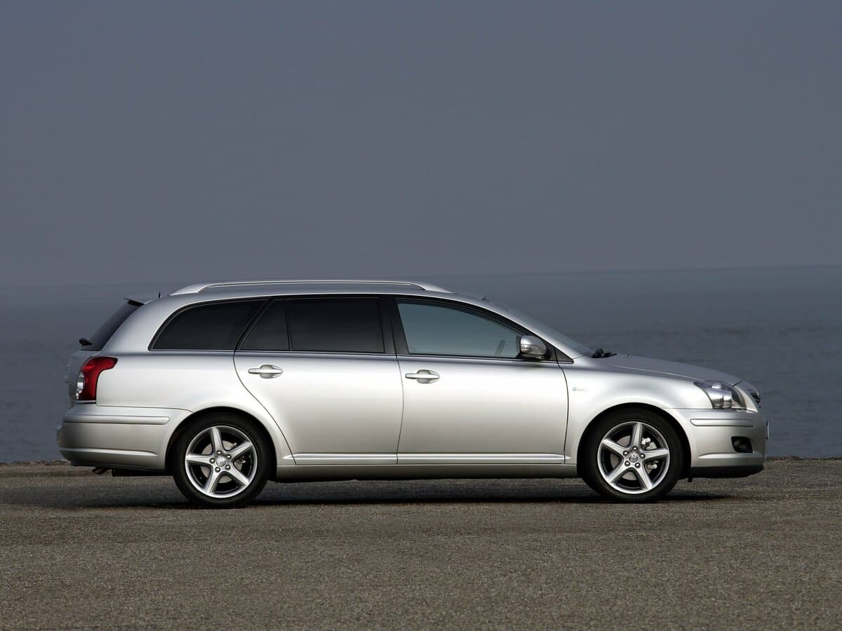 Toyota Avensis II Restayling — Yandan