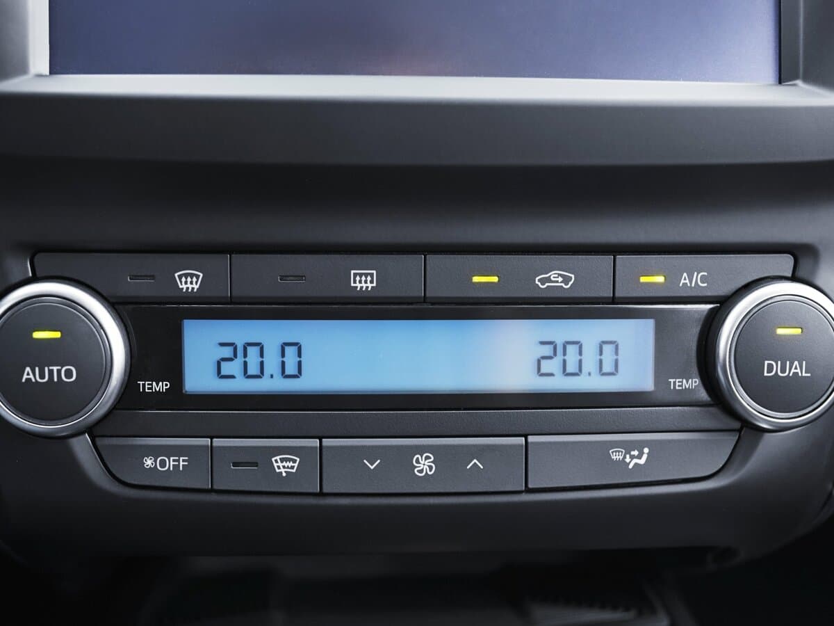 Toyota Avensis III Restayling 2 — Salon, öndən