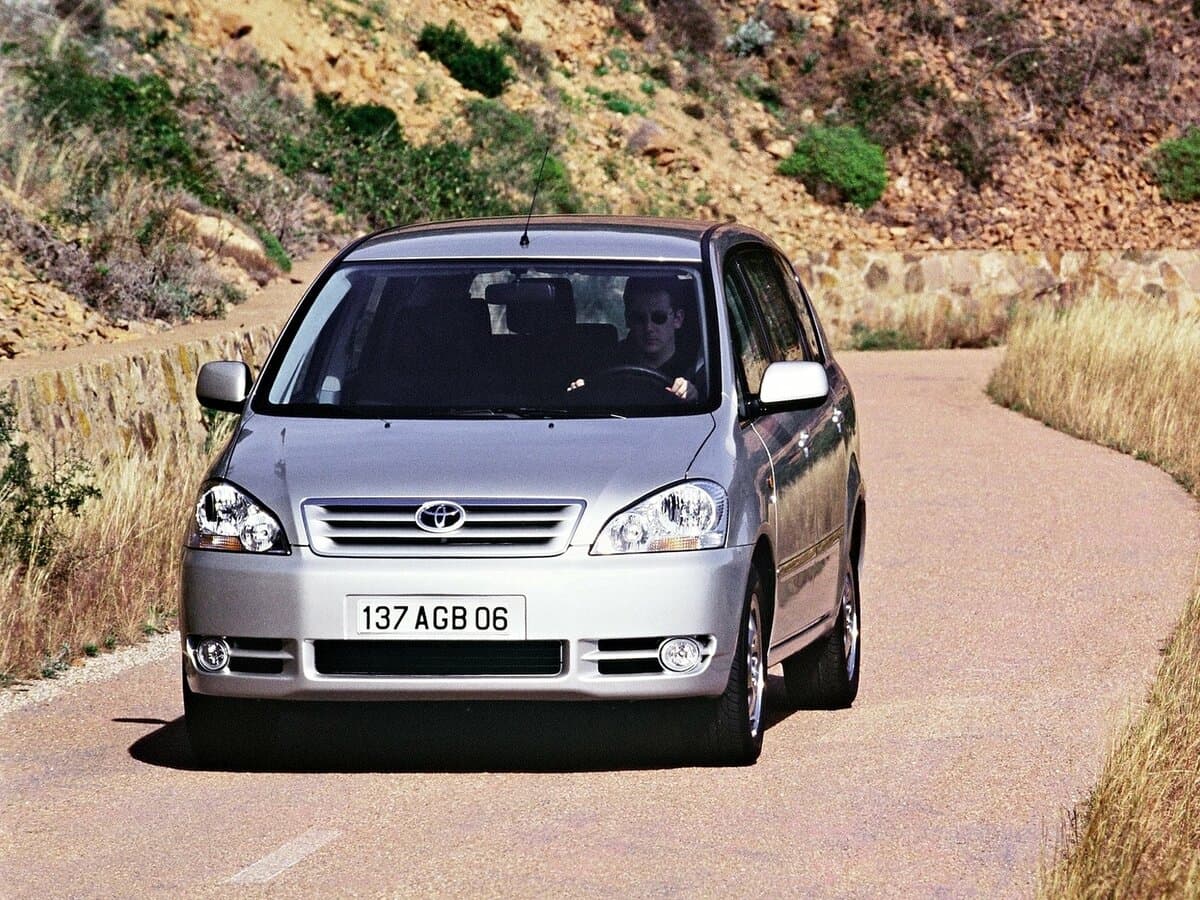 Toyota Avensis Verso I — Öndən