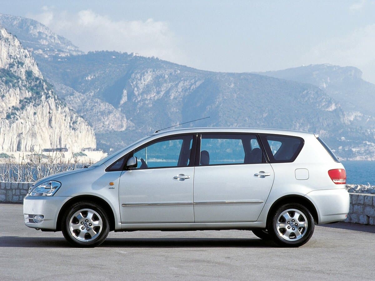 Toyota Avensis Verso I — Yandan