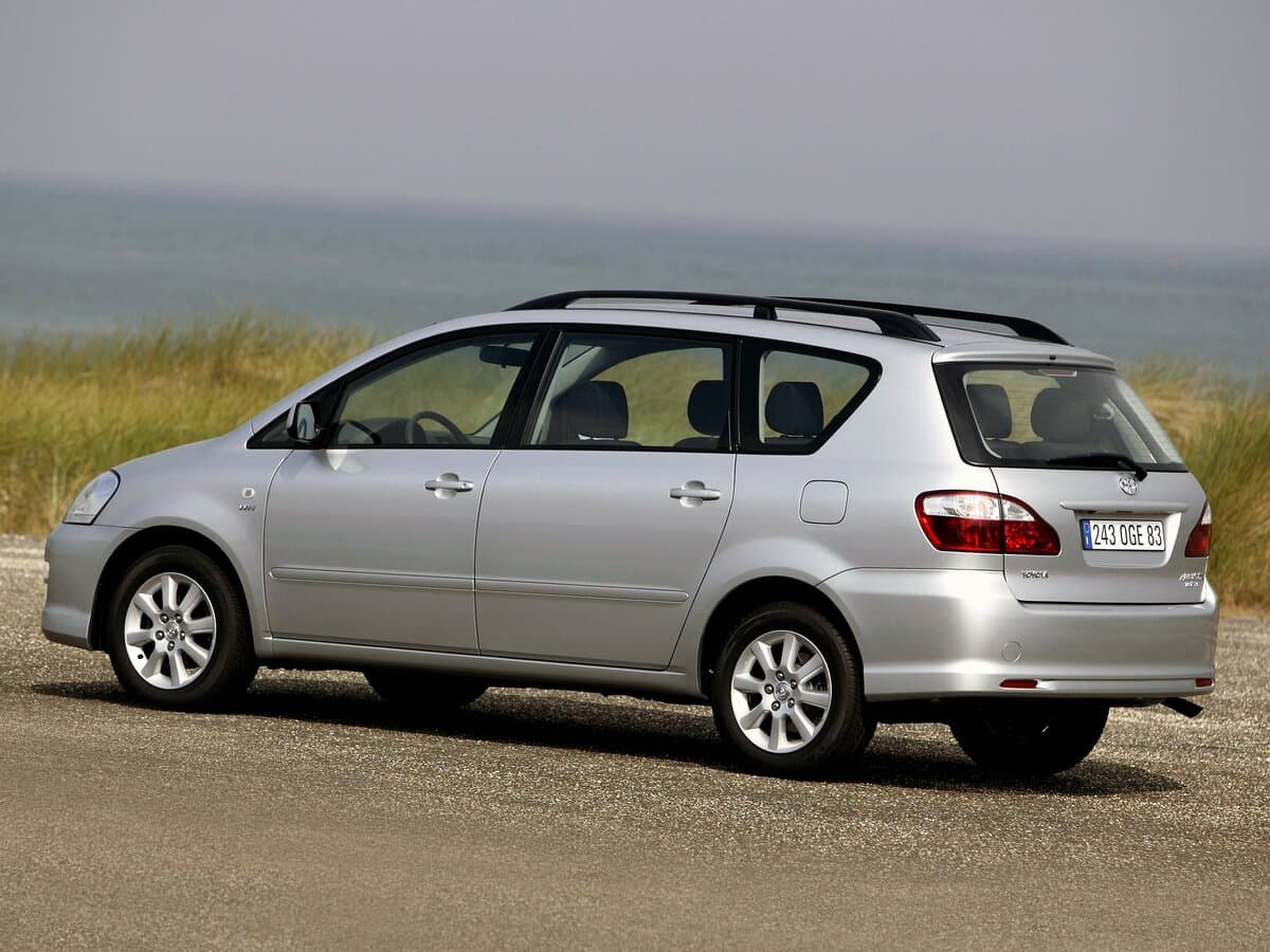 Toyota Avensis Verso I Restayling — 3/4 arxadan