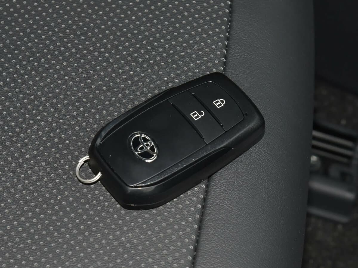 Toyota bZ5 2025 – indiyədək — Salon, arxadan