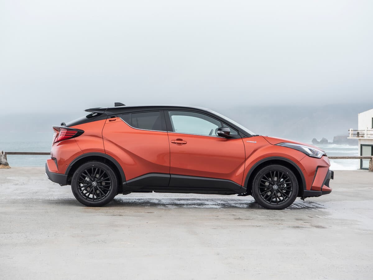 Toyota C-HR I Restayling — Yandan
