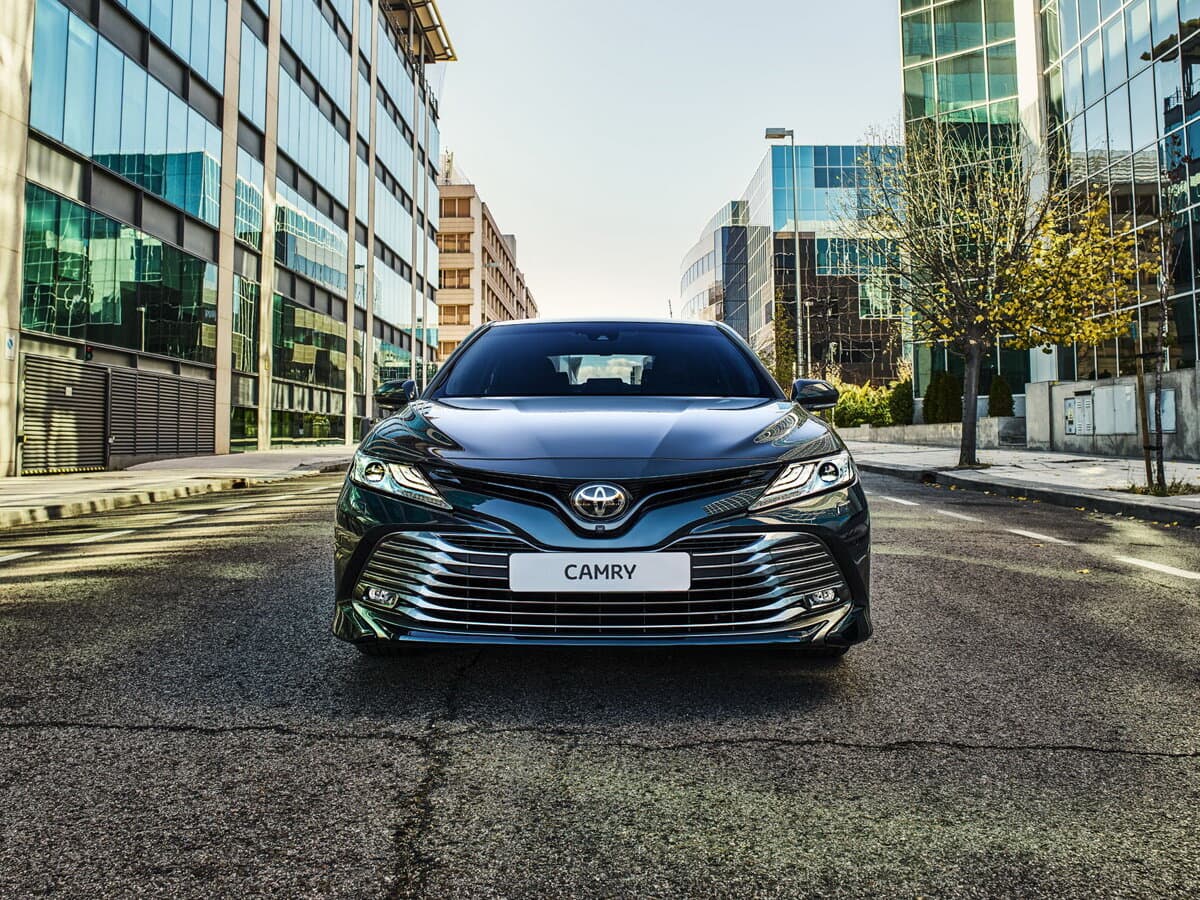 Toyota Camry VIII (XV70) — Öndən