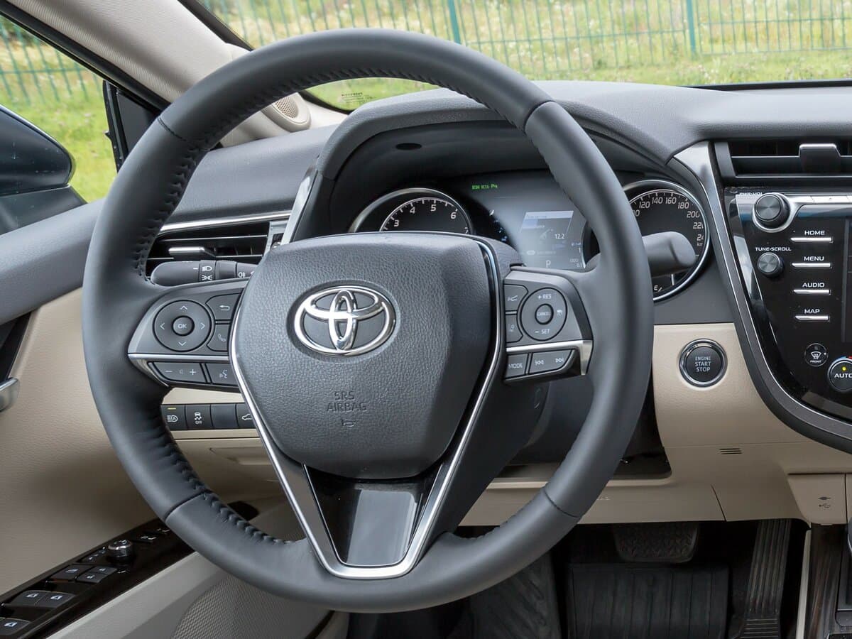 Toyota Camry VIII (XV70) — Sükan