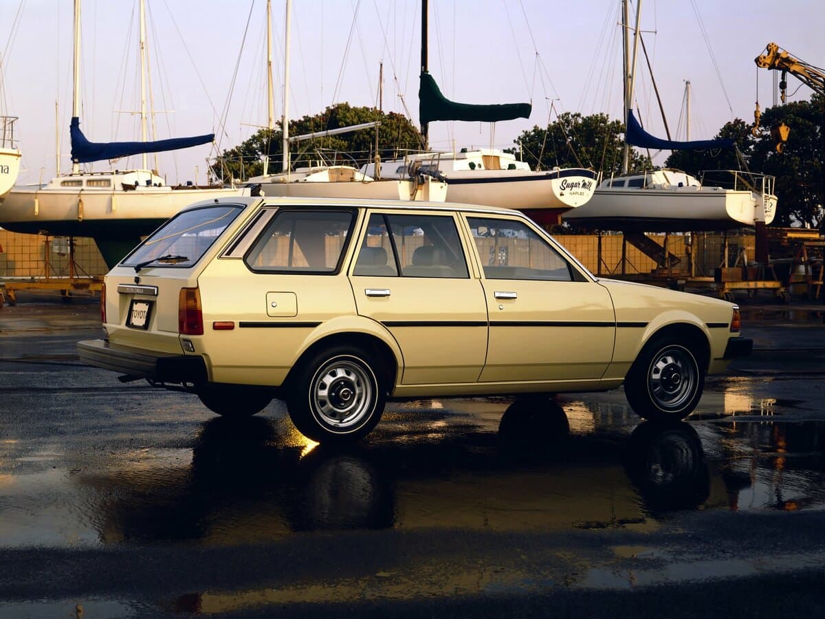 Toyota Corolla IV (E70) — Yandan