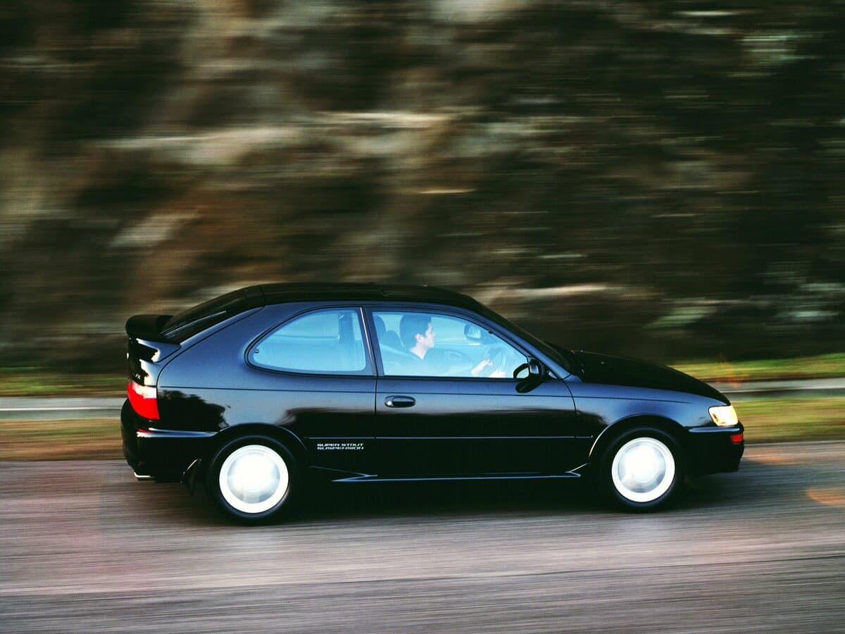 Toyota Corolla VII (E100) — Yandan
