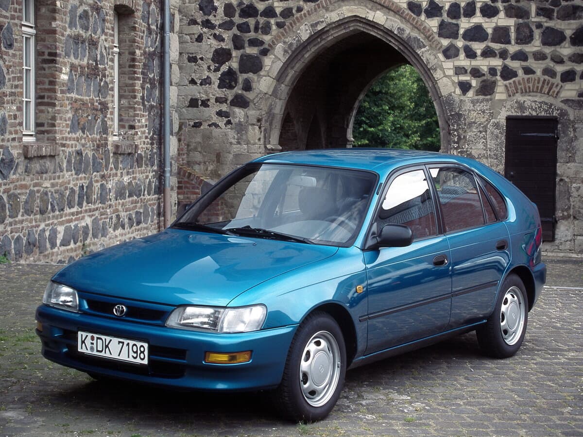 Toyota Corolla VII (E100) — Əsas şəkil
