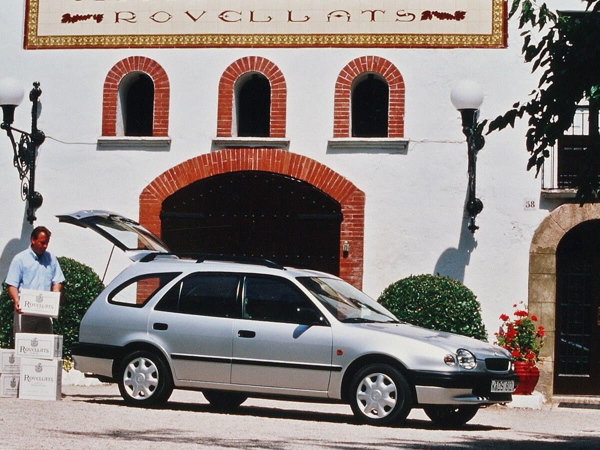 Toyota Corolla VIII (E110) — yandan görünüş