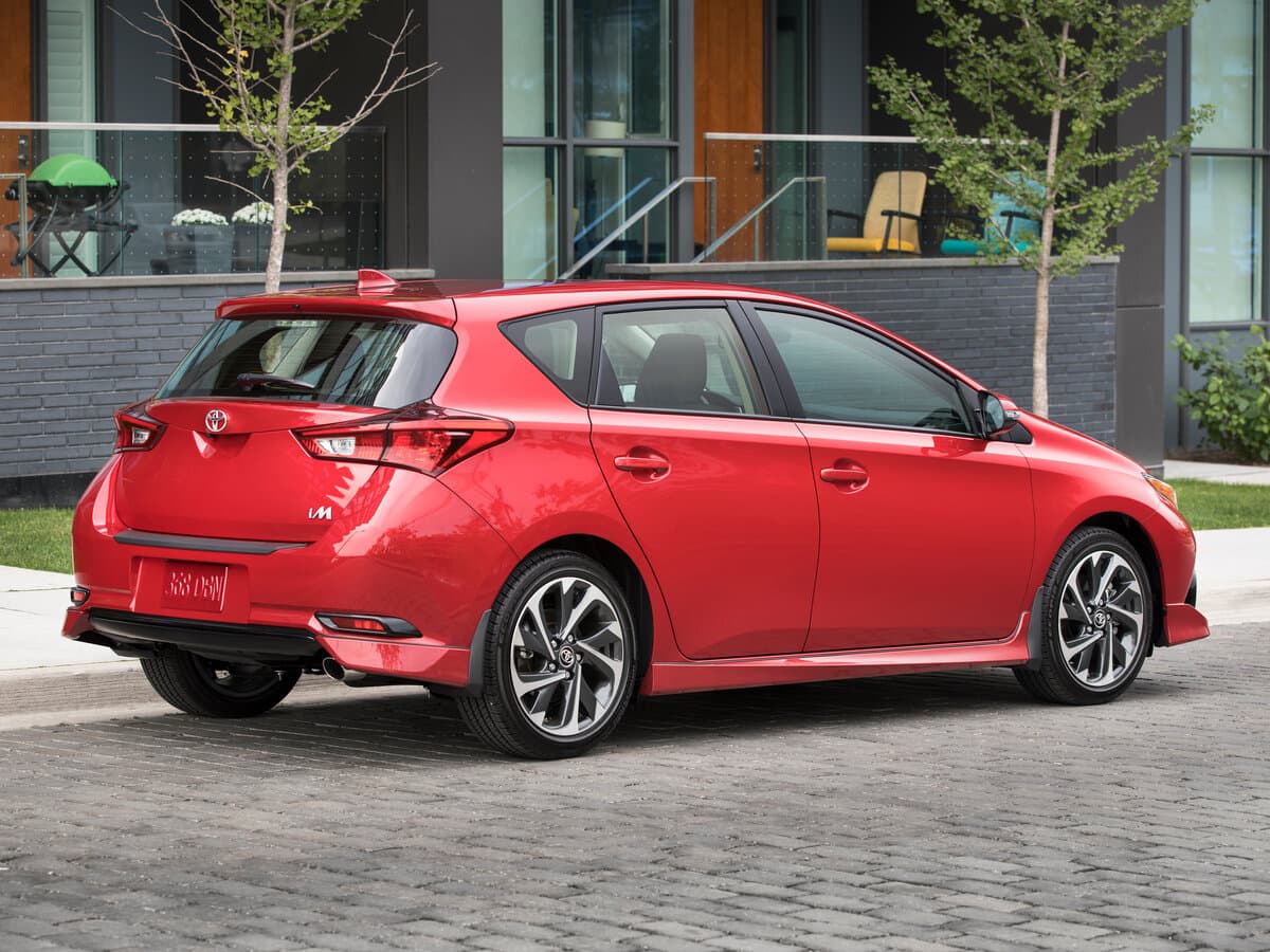 Toyota Corolla XI (E160, E170, E180) Restayling 1 — 3/4 arxadan