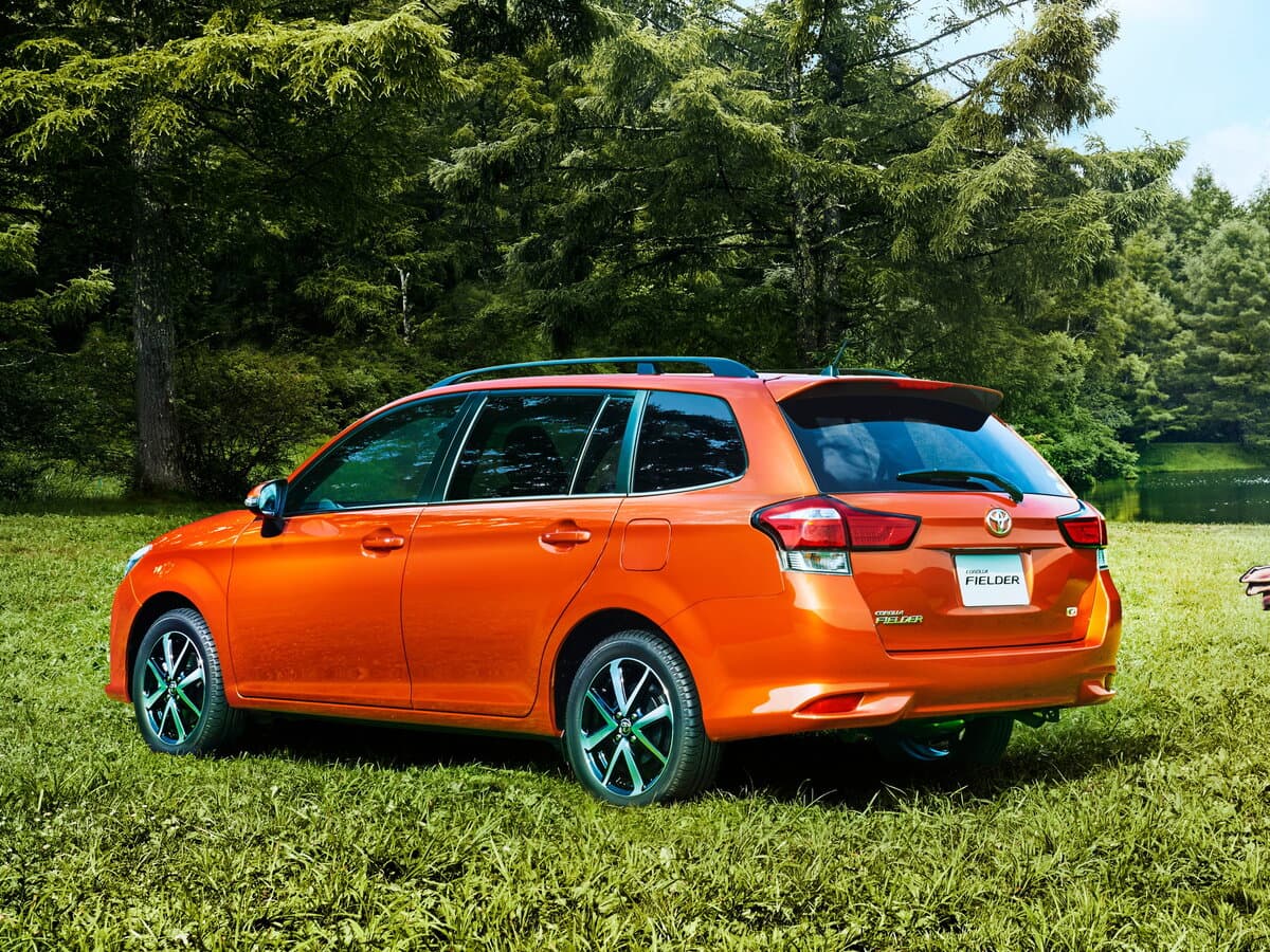 Toyota Corolla XI (E160, E170) Restayling 2 — 3/4 arxadan